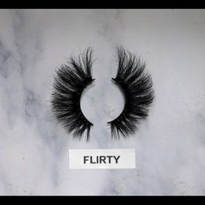 Illegally long 25 mm lashes